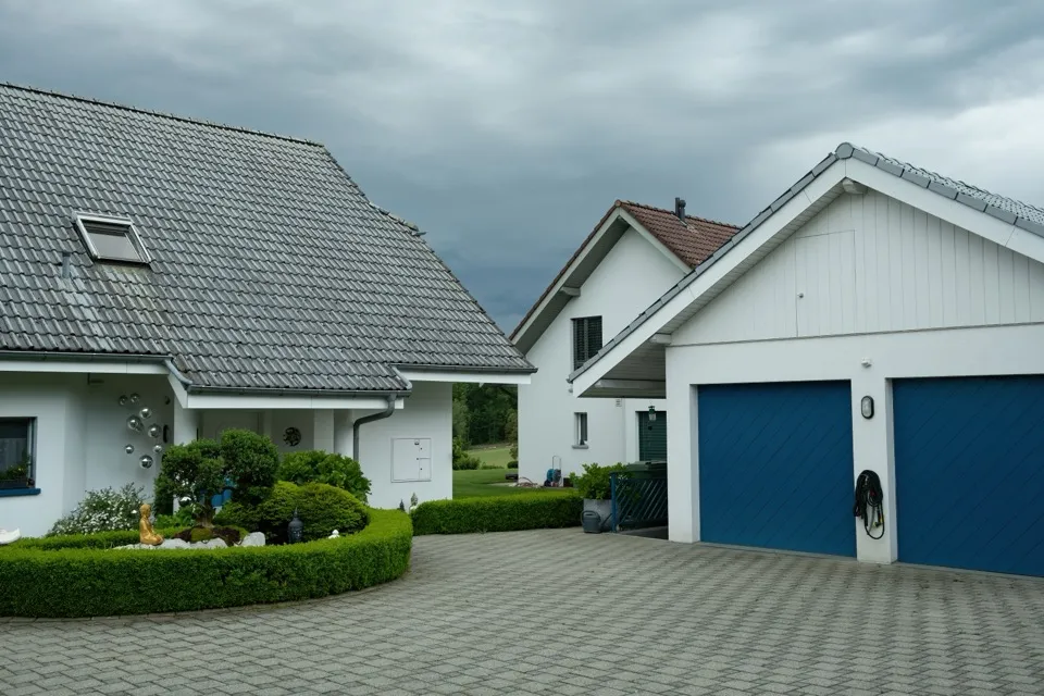 Wohnhaus mit Garage